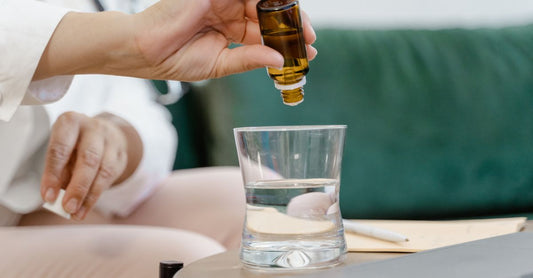 Augentropfen-Flasche vor einem stilvollen Hintergrund als Teil des Augentropfen & trockene Augen Buying Guide