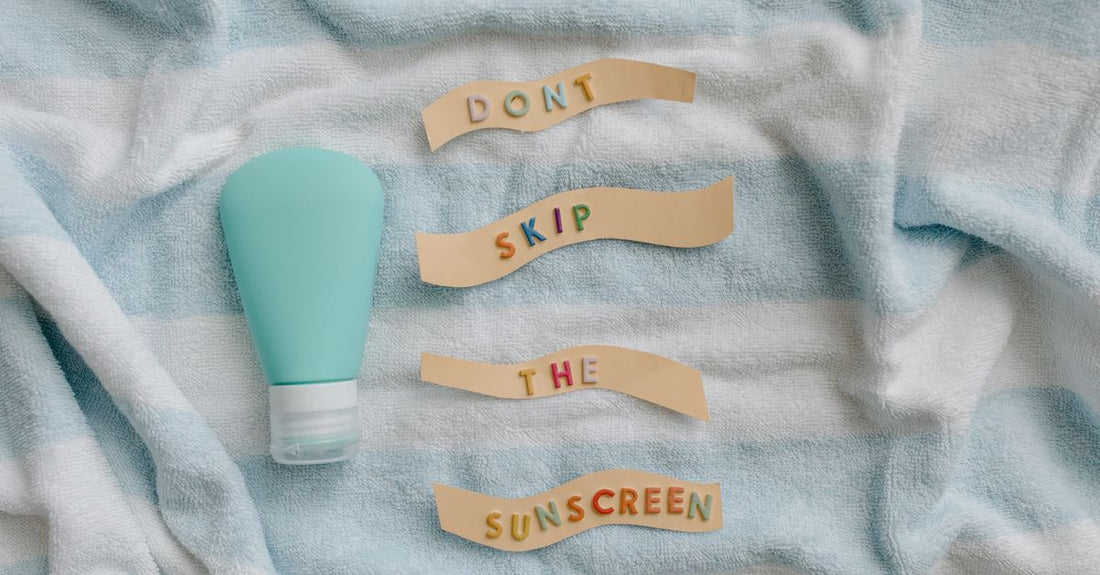Flache Anordnung von Baby-Sonnenschutzflaschen, mineralisch und chemisch, auf einem hellen Hintergrund – Baby Sunscreen Mineral vs Chemical Vergleich