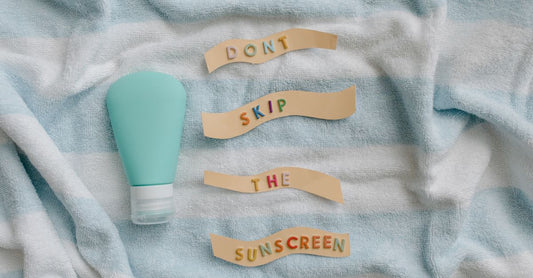 Flache Anordnung von Baby-Sonnenschutzflaschen, mineralisch und chemisch, auf einem hellen Hintergrund – Baby Sunscreen Mineral vs Chemical Vergleich