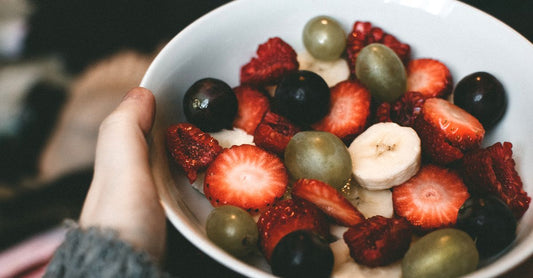 Verschiedene Sport-Supplemente wie Proteinpulver und Omega-3-Kapseln in einer flachen Anordnung – beste Diät- & Sporternährung 2026.