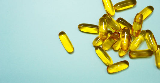 Omega-3-6-9-Kapseln als Nahrungsergänzung für Hautgesundheit auf einem hellen Hintergrund