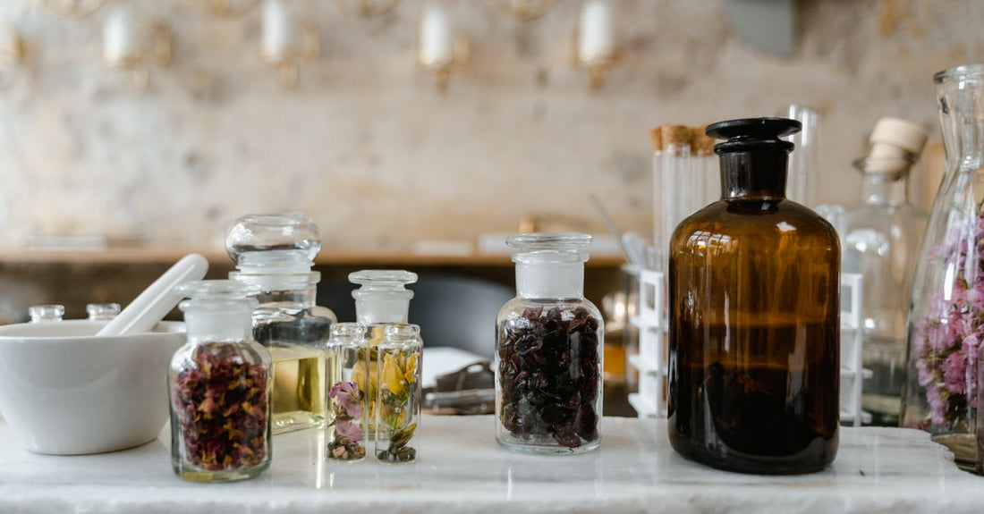 Carrier Oils Buying Guide: Verschiedene Trägeröle in Glasflaschen auf einem Marmortisch arrangiert