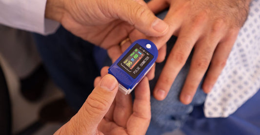 Pulse Oximeter for Oxygen Levels Gerät auf weißem Hintergrund