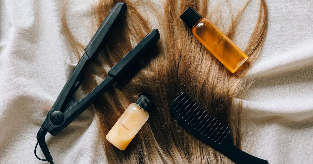 How to choose conditioner – verschiedene Conditioner-Flaschen und -Tiegel auf einem hellen Regal im Badezimmer