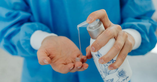 Eine Flasche Feminine Wash auf einem Badezimmerregal, umgeben von natürlichen Inhaltsstoffen wie Kamille und Aloe Vera – Feminine Washes Buying Guide