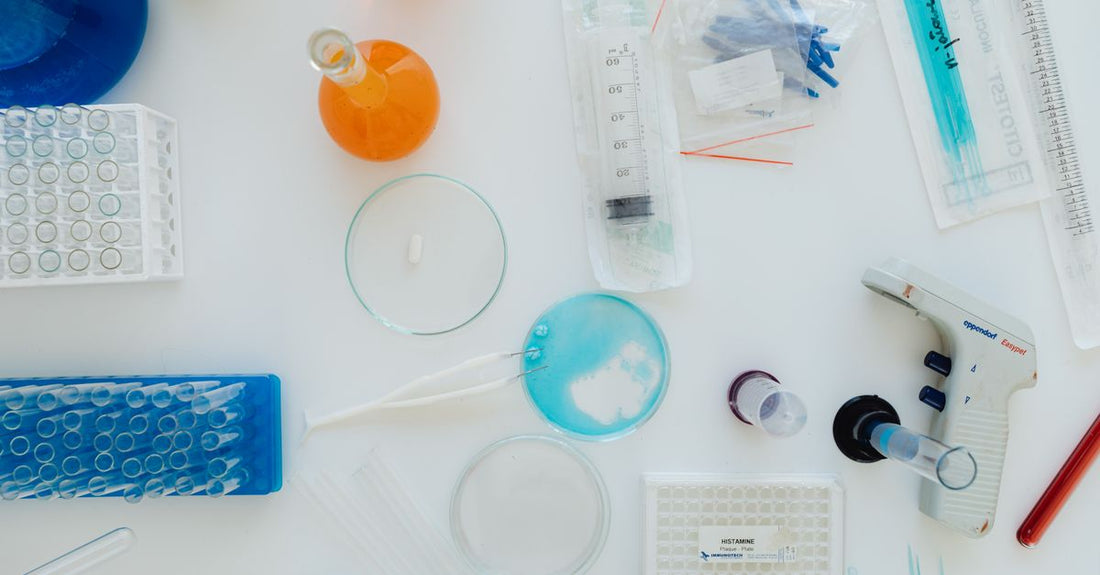 Sharps Containers Buying Guide: verschiedene Entsorgungsbehälter für Nadeln und Spritzen auf einem Tisch