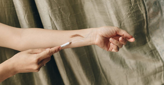 Farbpalette mit verschiedenen Augenbrauenfarben-Tönen auf einem neutralen Hintergrund – How to choose eyebrow color Ratgeber