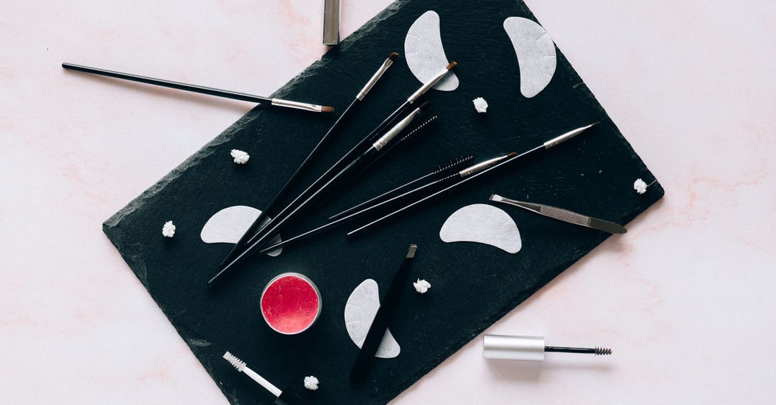 Bester Eyeliner 2026: Hochwertiger Eyeliner-Stift in der Produktfotografie auf hellem Hintergrund