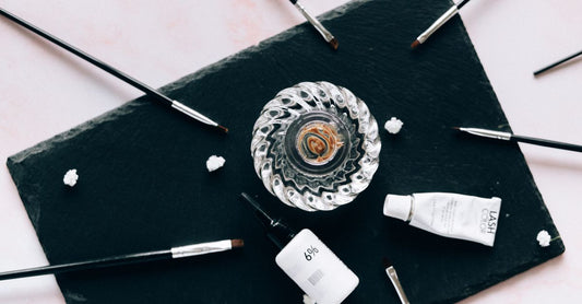 How to choose wart removal – verschiedene Warzenentfernungsprodukte auf einer hellen Oberfläche, darunter Salicylsäure-Lösung und Kryotherapie-Stift.