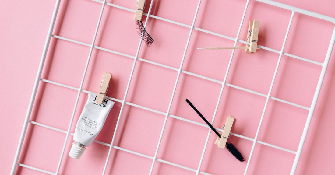 Verschiedene Stile von False Lashes 2026 in einer übersichtlichen Flatlay-Anordnung auf hellem Hintergrund