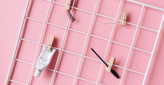 Verschiedene Stile von False Lashes 2026 in einer übersichtlichen Flatlay-Anordnung auf hellem Hintergrund