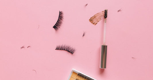 Best False Lashes 2026: Verschiedene Kunstwimpern-Stile auf einem flachen, neutralen Hintergrund mit Pinzette.