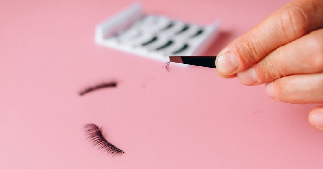 Verschiedene falsche Wimpern auf weißem Hintergrund – how to choose false lashes für jeden Stil