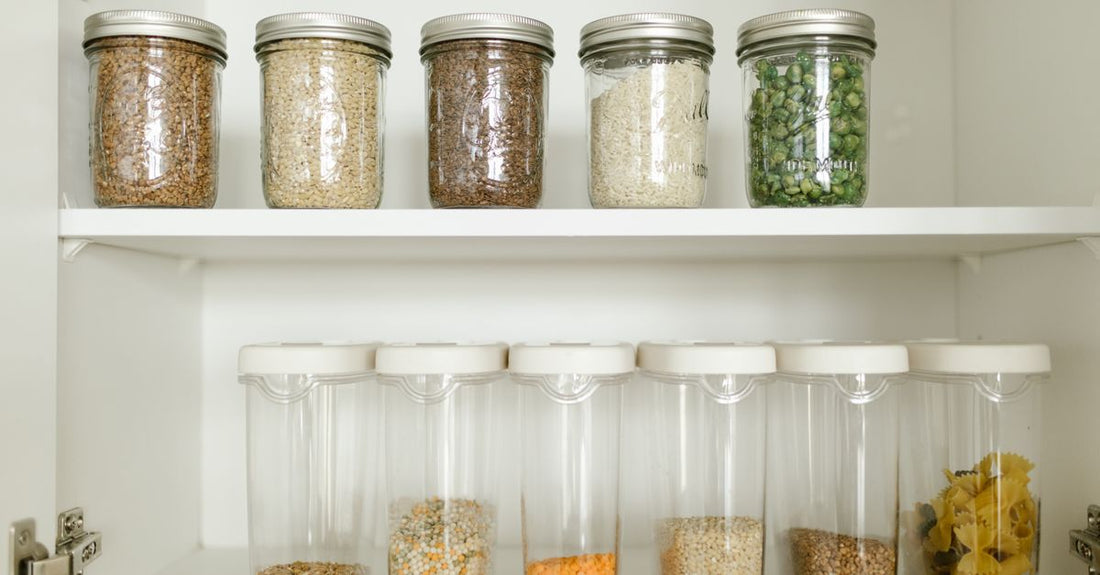 Verschiedene Vorratsgläser aus Glas auf einem Küchenregal, where to buy jars online