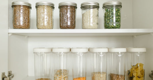 Verschiedene Vorratsgläser aus Glas auf einem Küchenregal, where to buy jars online