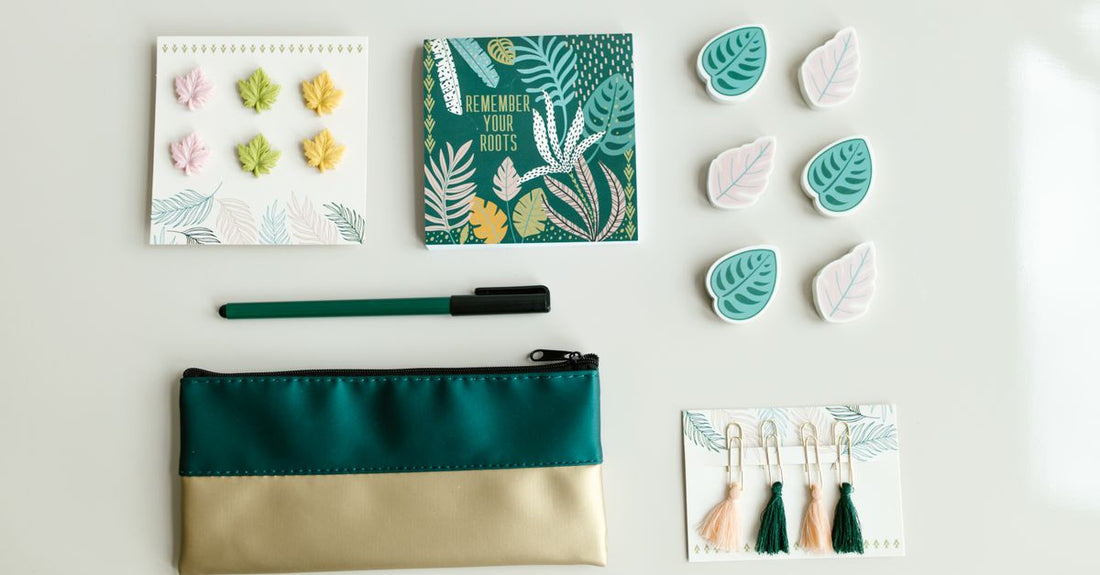 Beste Organizer & Travel Kits 2026 auf einem Holzuntergrund mit Hygieneartikeln und Reiseutensilien