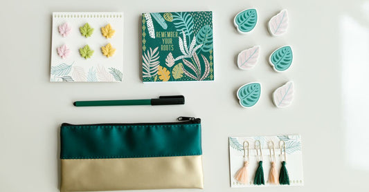 Beste Organizer & Travel Kits 2026 auf einem Holzuntergrund mit Hygieneartikeln und Reiseutensilien