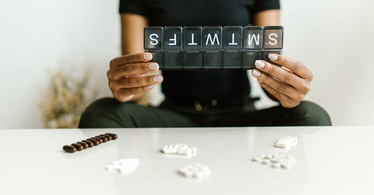 Pillenorganizer aus Edelstahl auf Marmoruntergrund – Zubehör Buying Guide 2026