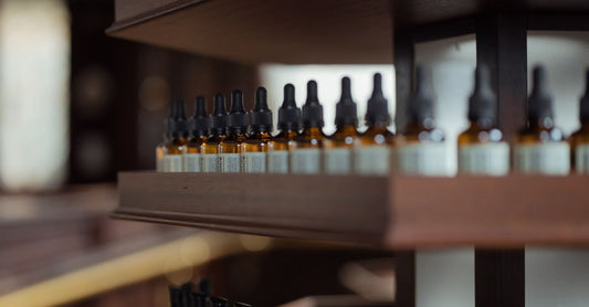 Eine Flasche mit sicheren Ohrentropfen zur Ohrenschmalzentfernung, fotografiert auf einem weißen Hintergrund in einer Apothekenumgebung.