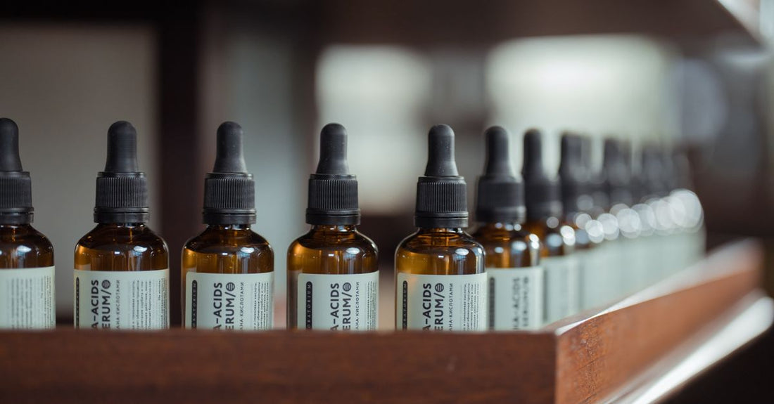 Einzelhomöopathika in Glasfläschchen auf einem Regal in einer deutschen Apotheke