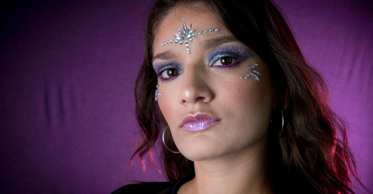 Verschiedene bunte Rhinestones und Kristallsteine flach auf einem Basteltisch angeordnet, Nahaufnahme für besten Rhinestones 2026 Vergleich