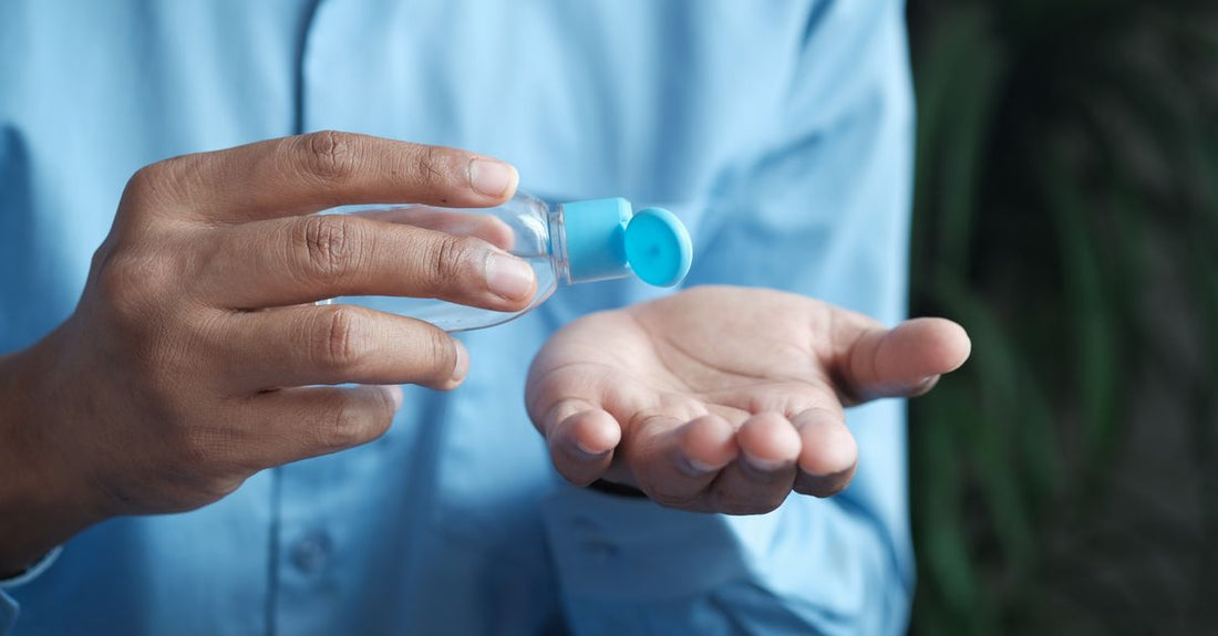 Hand Sanitizers Buying Guide: Flasche mit Handdesinfektionsgel auf weißem Hintergrund