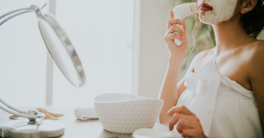Elektrische Gesichtsreinigungsbürste auf Marmoroberfläche – How to choose powered facial cleansing brushes & devices