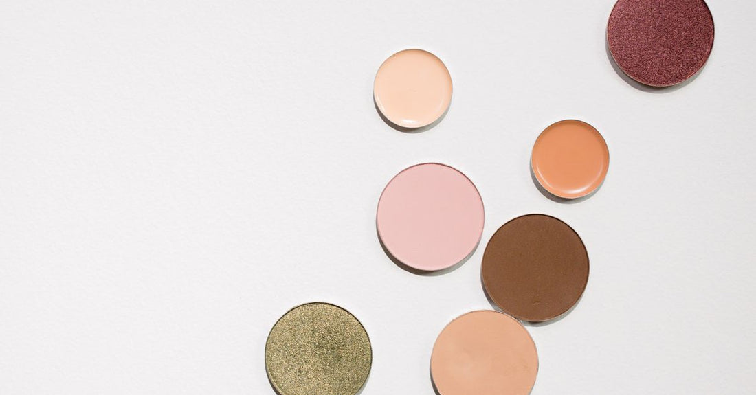 Neutrale Lidschattenpalette mit matten und schimmernden Tönen auf einem Marmoruntergrund – die perfekte eyeshadow palette neutral everyday für natürliche Alltags-Looks
