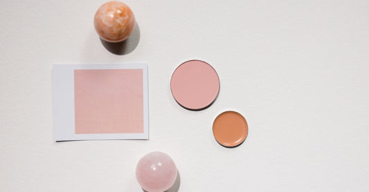 Best eyeshadow 2026: Hochpigmentierte Lidschatten-Palette mit Pinseln auf Marmor-Hintergrund