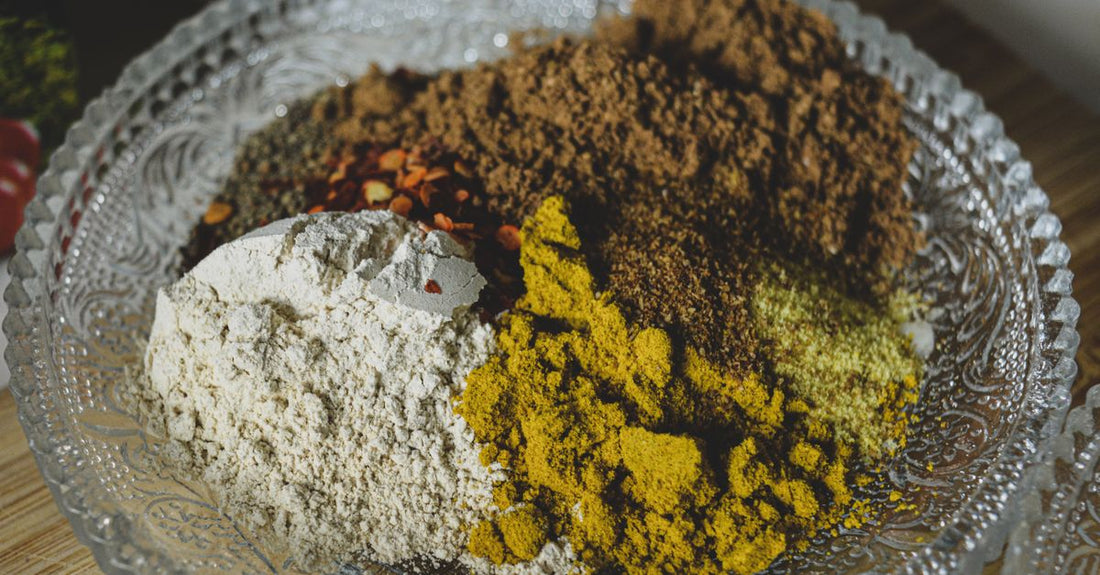 Ashwagandha-Pulver in einer Schale, ein natürliches Adaptogen gegen Angst und Stress