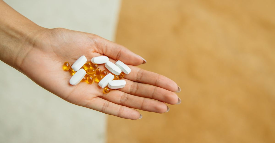 Verschiedene Flaschen und Dosen der besten pränatalen Vitamine 2026 auf einem hellen Hintergrund arrangiert.