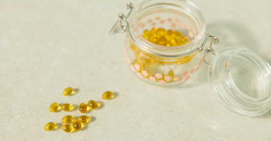 Eine Flasche Ubiquinol-Kapseln auf einem Holztisch, die die CoQ10 Ubiquinol Vorteile für die Herzgesundheit symbolisiert.