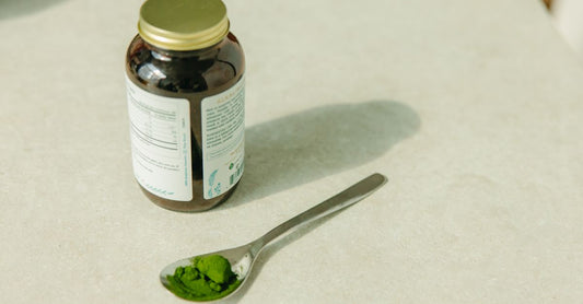 Ein Glas mit Kollagenpeptid-Pulver, daneben ein Messlöffel – Kollagenpeptide für Haut und Gelenke