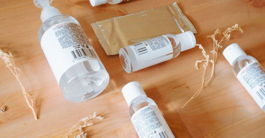 Best Hand Sanitizers 2026: Verschiedene Handdesinfektionsmittel-Flaschen in einer Reihe auf einem weißen Hintergrund