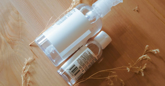 Best hand sanitizers 2026: Verschiedene Handdesinfektionsmittel in Flaschen und Tüchern auf einem Tisch arrangiert.