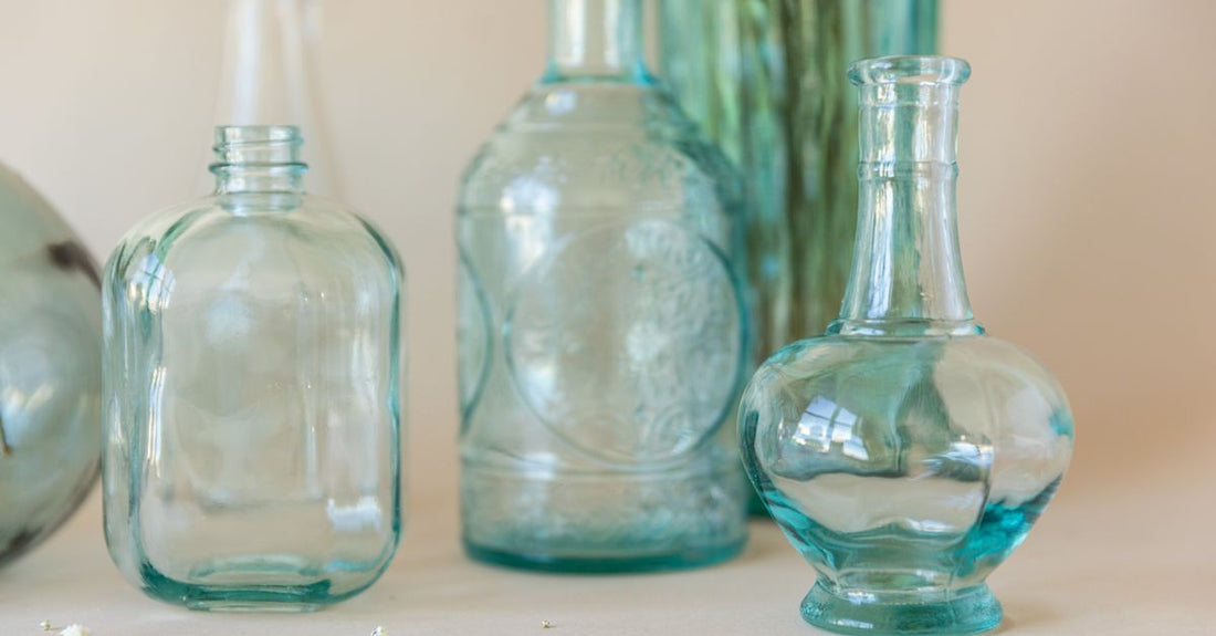 Verschiedene Glasflaschen mit Ölen auf einem Tisch – how to choose öle