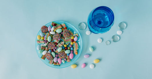 Bunte Rhinestones 2026 in verschiedenen Größen und Formen auf weißem Hintergrund