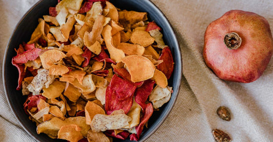 Eine Schüssel mit gesunden, kalorienarmen Chips-Snacks, perfekt als healthy chips snacks low calorie Alternative.
