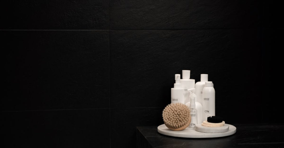 Conditioner Buying Guide: Verschiedene Conditioner-Flaschen im Badezimmer-Regal für gesundes Haar