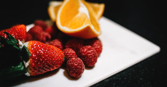 Vitamin B12 Supplement Flasche mit Kapseln auf einem Holztisch, daneben ein Glas Wasser – Vitamin B12 Buying Guide