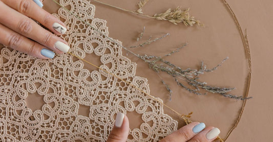 Flach gelegte Press-On-Nägel in verschiedenen Designs auf einem neutralen Hintergrund, where to buy press on nails online