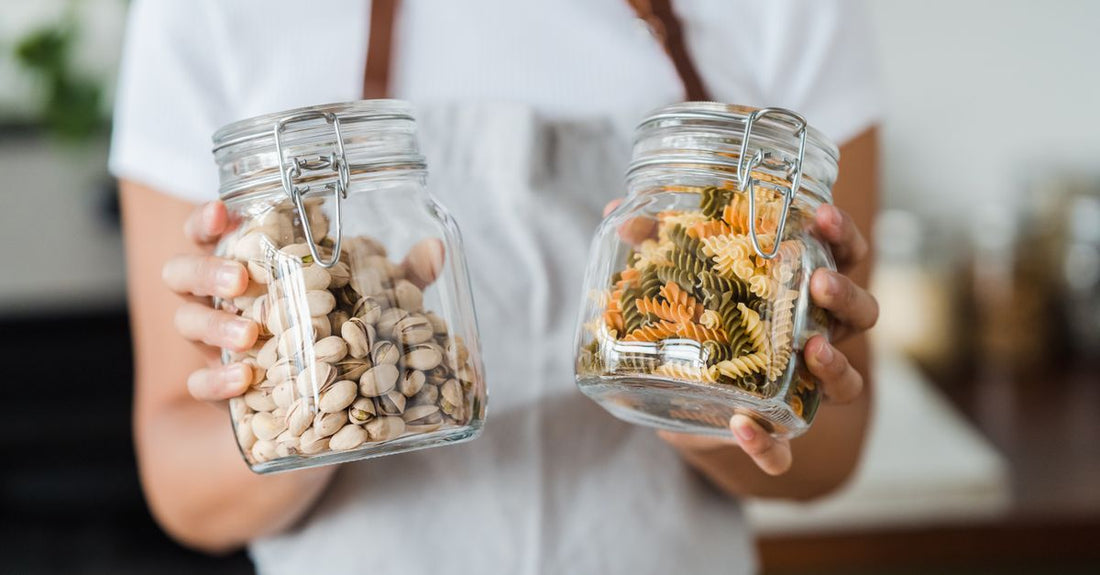 Jars Buying Guide: Verschiedene Vorratsgläser aus Glas in einer modernen Küche