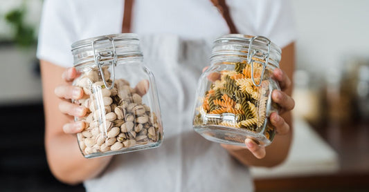 Jars Buying Guide: Verschiedene Vorratsgläser aus Glas in einer modernen Küche