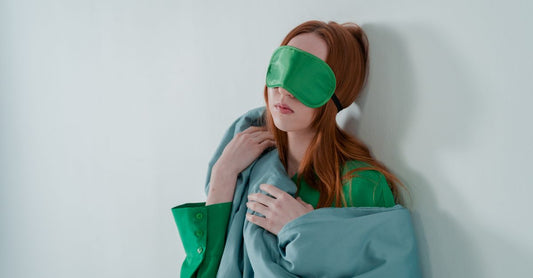 Beste Sleeping Masks 2026: Ein Glas mit einer reichhaltigen Nachtmaske auf einem Marmortisch, daneben ein Spatel.