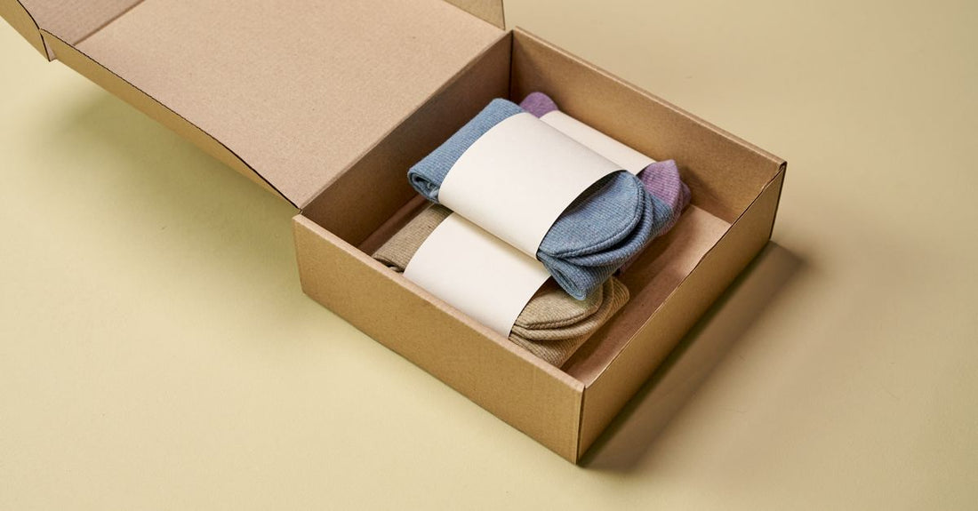 Slipeinlagen-Buying-Guide: Nahaufnahme verschiedener Slipeinlagen-Verpackungen auf hellem Hintergrund