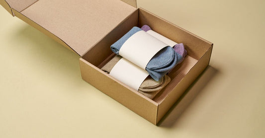 Slipeinlagen-Buying-Guide: Nahaufnahme verschiedener Slipeinlagen-Verpackungen auf hellem Hintergrund
