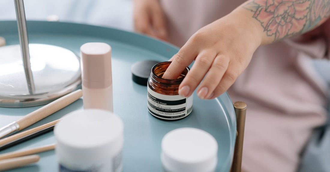 Cremes Buying Guide – verschiedene Cremetiegel und -tuben auf einem Tisch