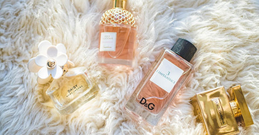 Flakons von Eau de Parfum und Eau de Toilette im Vergleich auf einem Marmortisch