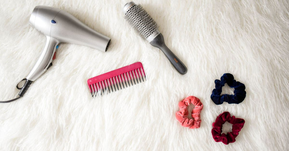 Best Zubehör 2026: Hochwertige Beauty-Tools auf einem minimalistischen Tisch arrangiert.
