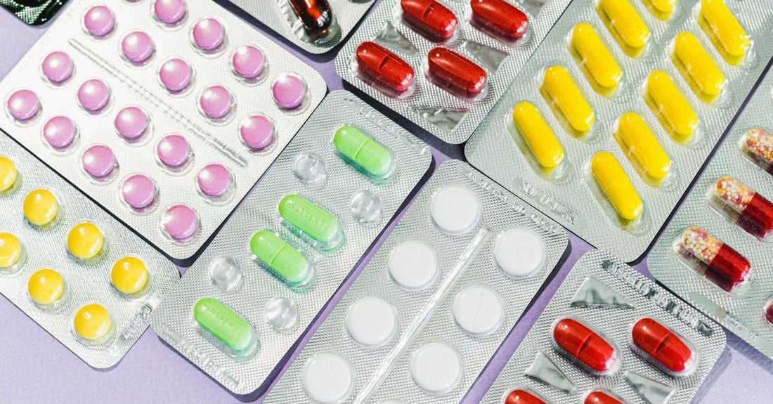 Vitamin-B12-Präparate in Tabletten- und Tropfenform auf einem neutralen Hintergrund, Auswahlhilfe für how to choose vitamin b12